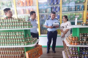 Lực lượng chức năng tỉnh Phú Thọ kiểm tra tại Công ty TNHH Yến sào Tuấn Dương & TKT (ảnh QLTT tỉnh Phú Thọ).