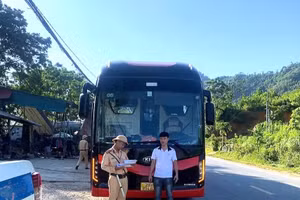Công an tỉnh Phú Thọ đã kiểm tra, xử phạt lái xe khách giường nằm chở quá số người quy định.(Ảnh: Công an tỉnh Phú Thọ).