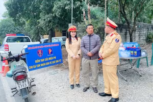 Phòng CSGT Công an tỉnh Tuyên Quang phối hợp với Công ty xăng dầu Tuyên Quang thay dầu xe máy miễn phí cho người dân về quê đón Tết.