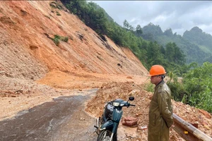Xã Cao Sơn bố trí lực lượng canh gác, không cho người và phương tiện đi qua khu vực nguy hiểm. 