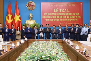 Các đại biểu dự lễ trao Quyết định chấp thuận chủ trương đầu tư, Giấy chứng nhận đăng ký đầu tư chụp ảnh cùng Tập đoàn Amata.