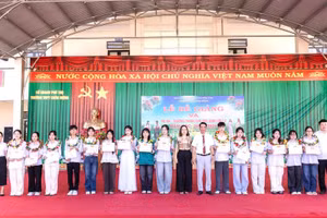 Lãnh đạo Trường THPT Chân Mộng trao thưởng cho học sinh.