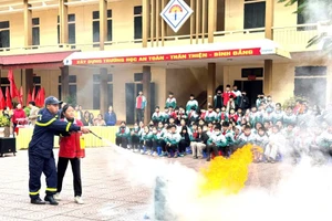 Học sinh Trường THCS Hạc Trì thực hành phòng cháy, chữa cháy.