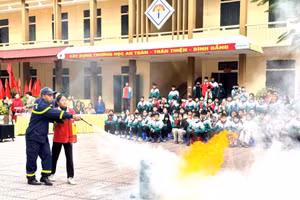 Học sinh Trường THCS Hạc Trì thực hành phòng cháy, chữa cháy.
