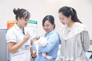 Việc đổi mới phong cách thái độ phục vụ hướng tới sự hài lòng của người bệnh đã trở thành phương châm phục vụ trở thành nền nếp của tất cả cán bộ đội ngũ Y bác sĩ tại TTYT huyện Cẩm Khê nhiều năm nay.