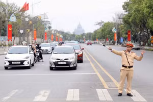 CSGT Công an tỉnh Phú Thọ điều tiết giao thông.