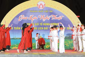 CLB Hát Xoan và Dân ca Trường Tiểu học Hùng Lô (TP Việt Trì) trình diễn diễn hát Xoan phục vụ Giỗ Tổ Hùng Vương và Tuần văn hóa - Du lịch Đất Tổ năm 2025 (ảnh: Ngày 1/4).