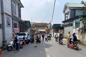 Lực lượng CSGT công an tỉnh Phú Thọ tăng cường kiểm tra, xử lý học sinh vi phạm trật tự ATGT.