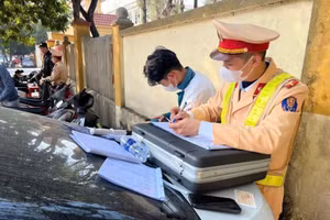 CSGT Công an tỉnh Phú Thọ tăng cường tuần tra, kiểm soát, xử lý nghiêm các hành vi vi phạm pháp luật về trật tự an toàn giao thông liên quan đến học sinh (ảnh Công an tỉnh Phú Thọ).