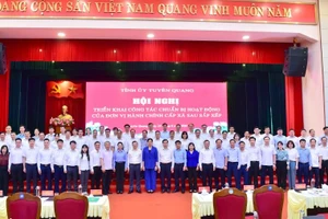 Lãnh đạo tỉnh Tuyên Quang chụp ảnh lưu niệm cùng các đại biểu dự hội nghị.