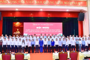 Lãnh đạo tỉnh Tuyên Quang chụp ảnh lưu niệm cùng các đại biểu dự hội nghị.