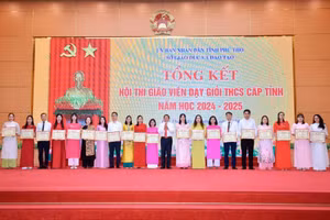 Ông Nguyễn Văn Mạnh - Giám đốc Sở GD&ĐT tỉnh Phú Thọ trao chứng nhận danh hiệu giáo viên dạy giỏi THCS cấp tỉnh cho các thầy, cô giáo.