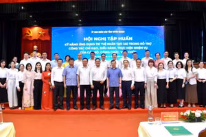 Lãnh đạo tỉnh Tuyên Quang chụp ảnh lưu niệm với các đại biểu dự hội nghị.