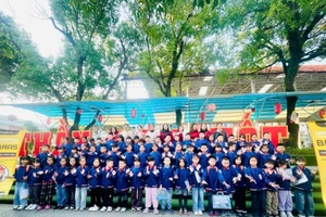 Cô và trò Trường Tiểu học Tân Dân.