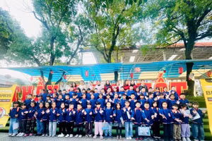 Cô và trò Trường Tiểu học Tân Dân.