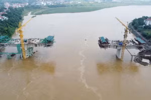 Cầu Phong Châu mới sử dụng dầm bê tông cốt thép và bê tông cốt thép dự ứng lực. Phần cầu chính có ba nhịp dầm liên tục, thi công bằng phương pháp đúc hẫng cân bằng.