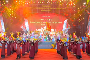 Tại Lễ khai mạc Lễ hội Đền Hùng và Tuần Văn hóa Du lịch Đất Tổ năm Ất Tỵ - 2025 diễn ra chương trình nghệ thuật với chủ đề "Âm vang cội nguồn".