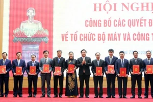 Ông Trần Duy Đông, Chủ tịch UBND tỉnh Phú Thọ trao quyết định phân công, bổ nhiệm các đồng chí giữ chức vụ Giám đốc các sở, ngành của tỉnh Phú Thọ.