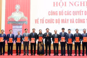 Ông Trần Duy Đông, Chủ tịch UBND tỉnh Phú Thọ trao quyết định phân công, bổ nhiệm các đồng chí giữ chức vụ Giám đốc các sở, ngành của tỉnh Phú Thọ.