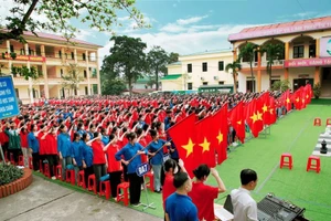 Cảnh quan môi trường sư phạm Trường THCS Giấy Phong Châu khang trang, Xanh - Sạch - Đẹp.