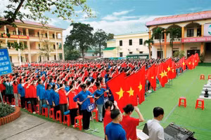 Cảnh quan môi trường sư phạm Trường THCS Giấy Phong Châu khang trang, Xanh - Sạch - Đẹp.