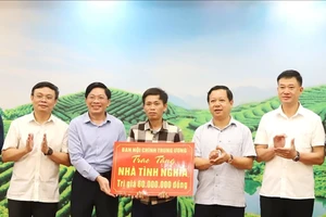 Đại diện Ban Nội chính Trung ương trao kinh phí xây dựng nhà tình nghĩa cho gia đình ông Nguyễn Huy Bằng (thứ 3 từ phải sang).