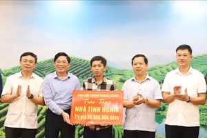 Đại diện Ban Nội chính Trung ương trao kinh phí xây dựng nhà tình nghĩa cho gia đình ông Nguyễn Huy Bằng (thứ 3 từ phải sang).