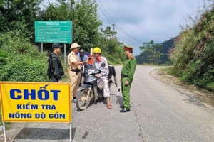 Lực lượng CSGT Công an tỉnh Phú Thọ kiểm tra nồng độ cồn đối với người tham gia giao thông. Ảnh: TG