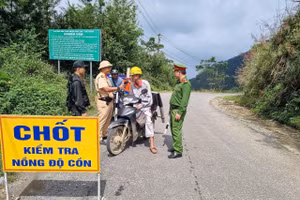 Lực lượng CSGT Công an tỉnh Phú Thọ kiểm tra nồng độ cồn đối với người tham gia giao thông. Ảnh: TG
