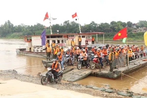 Phà quân sự hoạt động trở lại bình thường phục vụ người dân qua sông Hồng từ 6h30 ngày 13/7/2025.