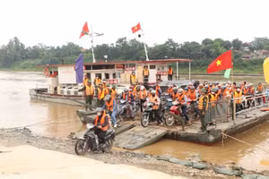 Phà quân sự hoạt động trở lại bình thường phục vụ người dân qua sông Hồng từ 6h30 ngày 13/7/2025.