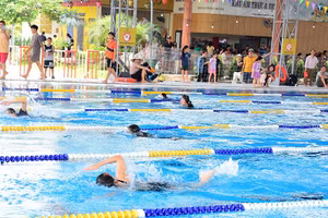 Các VĐV nỗ lực thi đấu để về đích an toàn, nhanh nhất.