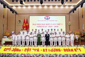 Thứ trưởng Nguyễn Ngọc Lâm và Chủ tịch UBND tỉnh Phú Thọ Trần Duy Đông chụp ảnh lưu niệm cùng Ban Chấp hành Đảng bộ Công an tỉnh Phú Thọ lần thứ I, nhiệm kỳ 2025-2030 (ảnh Công an tỉnh Phú Thọ).
