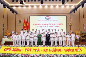 Thứ trưởng Nguyễn Ngọc Lâm và Chủ tịch UBND tỉnh Phú Thọ Trần Duy Đông chụp ảnh lưu niệm cùng Ban Chấp hành Đảng bộ Công an tỉnh Phú Thọ lần thứ I, nhiệm kỳ 2025-2030 (ảnh Công an tỉnh Phú Thọ).