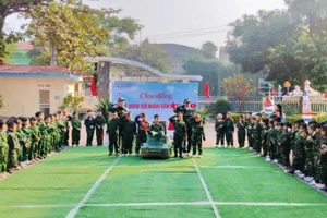 Trường Mầm non Phong Châu tổ chức hoạt động trải nghiệm "Bé tập làm chiến sỹ".