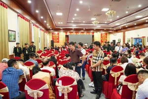 Thiếu tướng Nguyễn Minh Tuấn, Giám đốc Công an tỉnh Phú Thọ khuyến cáo những người tham gia hội thảo về thủ đoạn của kẻ xấu. Ảnh: Công an tỉnh Phú Thọ.