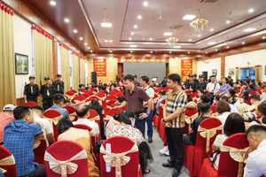 Thiếu tướng Nguyễn Minh Tuấn, Giám đốc Công an tỉnh Phú Thọ khuyến cáo những người tham gia hội thảo về thủ đoạn của kẻ xấu. Ảnh: Công an tỉnh Phú Thọ.