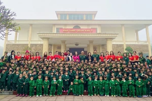 Các đại biểu và các bé trường Mầm non Cao Xá 1 thăm quan, trải nghiệm tại Bảo tàng Quân khu 2.