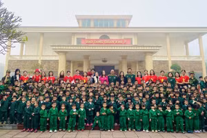 Các đại biểu và các bé trường Mầm non Cao Xá 1 thăm quan, trải nghiệm tại Bảo tàng Quân khu 2.