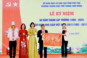 Bà Bùi Thị Minh - Phó Bí thư Tỉnh ủy Phú Thọ trao Cờ thi đua của UBND tỉnh Phú Thọ cho nhà trường (ảnh Báo Phú Thọ).