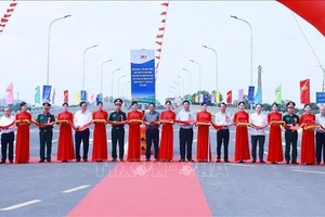 Thủ tướng Phạm Minh Chính và các đại biểu cắt băng khánh thành cầu Phong Châu mới - Quốc lộ 32C. Ảnh: Dương Giang/TTXVN. 