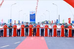 Thủ tướng Phạm Minh Chính và các đại biểu cắt băng khánh thành cầu Phong Châu mới - Quốc lộ 32C. Ảnh: Dương Giang/TTXVN. 