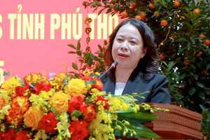 Phó Chủ tịch nước Võ Thị Ánh Xuân phát biểu động viên cán bộ, chiến sĩ Bộ CHQS tỉnh Phú Thọ. 