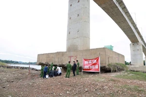 Lực lượng chức năng khám nghiệm hiện trường tại cầu Sông Lô (ảnh: Công an tỉnh Phú Thọ)