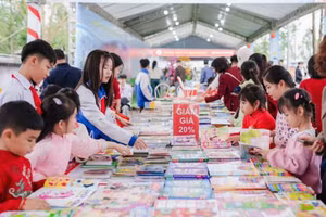 Các em học sinh say mê lựa chọn, đọc sách.