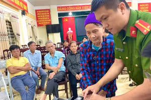 Công an xã Hoà Phú (huyện Chiêm Hoá, tỉnh Tuyên Quang) cấp căn cước lưu động thu nhận định danh mức độ 2, cấp đổi căn cước công dân (hết hạn) và tích hợp các giấy tờ của công dân lên ứng dụng VNeID vào ngày nghỉ cuối tuần 12/4 - 13/4/2025 (ảnh: Công an tỉnh Tuyên Quang).