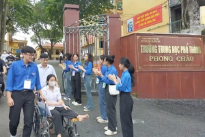 Thanh niên tình nguyện hỗ trợ thí sinh di chuyển ở Kỳ thi tốt nghiệp THPT năm 2024 tại điểm thi Trường THPT Phong Châu, huyện Lâm Thao.
