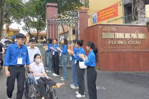 Thanh niên tình nguyện hỗ trợ thí sinh di chuyển ở Kỳ thi tốt nghiệp THPT năm 2024 tại điểm thi Trường THPT Phong Châu, huyện Lâm Thao.