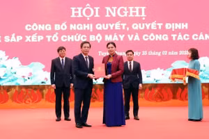 Bà Hà Thị Nga, Bí thư Tỉnh ủy Tuyên Quang trao Quyết định nghỉ hưu trước tuổi cho ông Tạ Đức Tuyên, Bí thư Thành ủy Tuyên Quang.