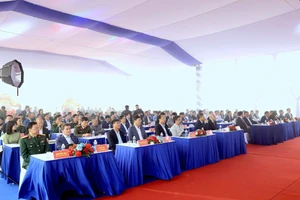 Các đại biểu dự lễ khởi công tại ga Phú Thọ, tỉnh Phú Thọ (ảnh PH).